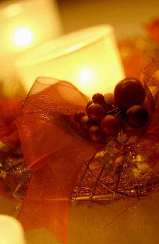 无人,竖图,室内,特写,白天,正面,蜡烛,阴影,朦胧,模糊,光线,火焰,丝绸,丝带,影子,烛光,缎带,燃烧,绸带,两个,红色,蝴蝶结,点燃,火光,彩图