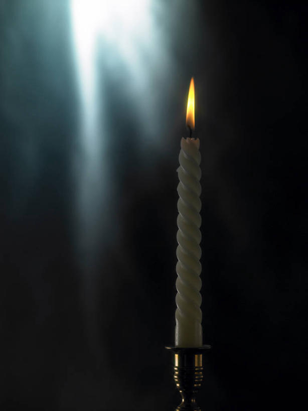 无人,竖图,室内,特写,白天,正面,蜡烛,阴影,黑色背景,光线,火焰,影子,烛光,烛台,燃烧,一个,点燃,摄影,影棚,单个,火光,蜡烛架,烛架,彩图,影棚拍摄,拍摄