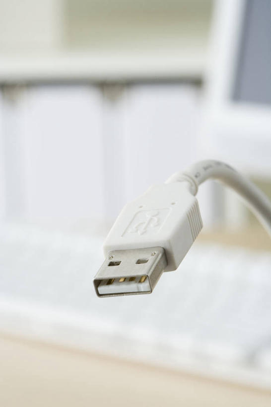 无人,竖图,室内,特写,白天,正面,通讯,显示器,键盘,数据,静物,阴影,朦胧,模糊,反射,传输,屏幕,影子,输入设备,通讯设备,显示屏,数据线,通信设备,USB线,输出设备,线缆,彩图,USB数据线