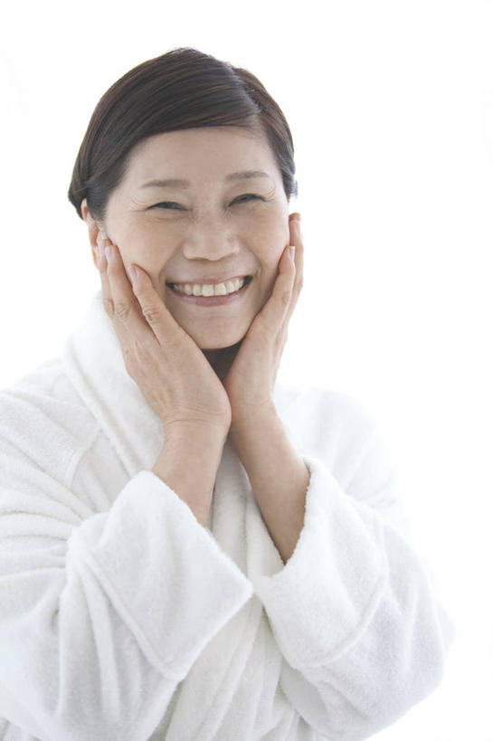 东方人,一个人,站,笑,微笑,露齿笑,竖图,室内,白天,正面,浴袍,亚洲,仅一个女性,仅一个人,撑,阴影,反射,影子,托腮,注视,黄种人,观察,看,托,站着,仅一个老年女性,观看,察看,关注,托下巴,单手托腮,老年女性,女人,女性,亚洲人,站立,半身,彩图,汤帷子,浴衣