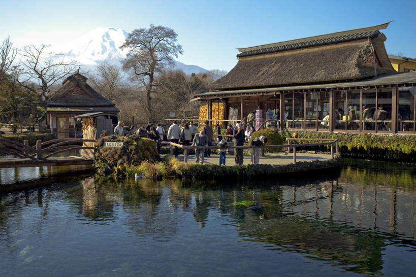 无人,家,横图,室外,白天,正面,度假,河流,美景,山,山脉,水,城市风光,城市,建筑,日本,亚洲,阴影,光线,瓦片,影子,房屋,屋顶,屋子,池塘,河水,景观,山峰,水流,山峦,顶棚,瓦,娱乐,楼房,住宅,蓝色,倒影,蓝天,天空,阳光,群山,天,享受,休闲,景色,放松,建造,泉水,忍野八海,晴朗,倒映,东亚,屋瓦,本州,万里无云,本州岛,日本国,中部地方,山梨,山梨县,反照,晴空,晴空万里,彩图,房子,涌泉群