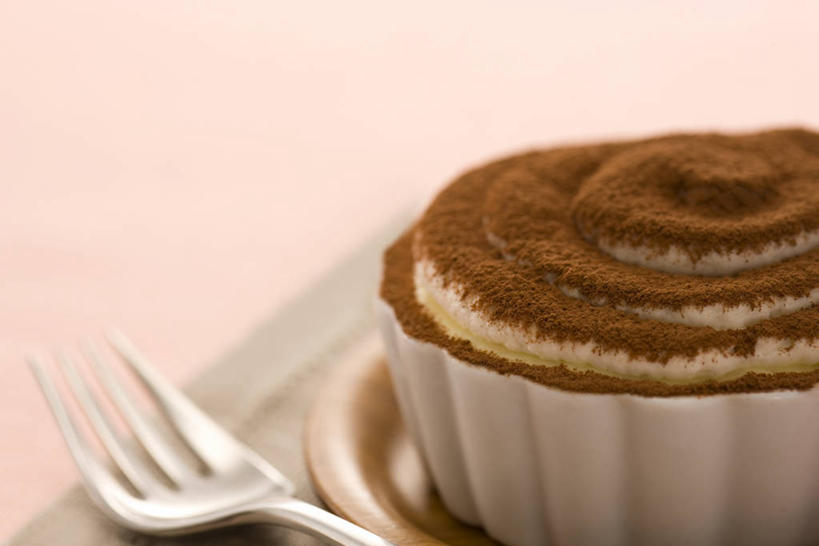 点心,无人,横图,室内,特写,白天,正面,餐具,阴影,粉色背景,朦胧,模糊,反射,叉子,影子,食品,甜点,甜品,提拉米苏,食物,糕点,一个,甜食,摄影,影棚,单个,餐叉,堤拉米苏,意大利蛋糕,进餐用具,彩图,影棚拍摄,拍摄,蛋糕