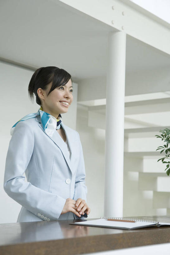 东方人,一个人,商务人士,前台,服务员,商务女性,站,笑,微笑,露齿笑,竖图,室内,白天,正面,天花板,桌子,亚洲,仅一个年轻女性,仅一个女性,仅一个人,握,阴影,套装,反射,影子,柱子,办公桌,墙,注视,黄种人,墙壁,墙面,白色,围巾,观察,看,站着,服务台,握着,观看,察看,关注,商务装,工薪阶层,接待员,年轻女性,女人,女性,亚洲人,白领,服务生,上班族,侍者,站立,半身,彩图,帮助台,呼叫台