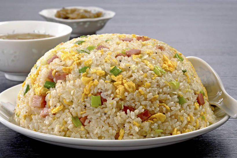 米饭,无人,横图,室内,特写,白天,正面,烹饪,中餐,餐桌,桌子,餐具,一堆,许多,阴影,堆叠,堆积,反射,碟子,盘,影子,勺子,陶瓷,炒饭,蛋,鸡蛋,料理,食品,陶瓷制品,饭,很多,蛋炒饭,菜肴,美食,食物,一个,盘子,容器,调羹,碟,汤匙,碗,中式,佳肴,单个,餐台,储藏,堆,五谷,储存,卵,彩图,鸡卵,鸡子,贮存