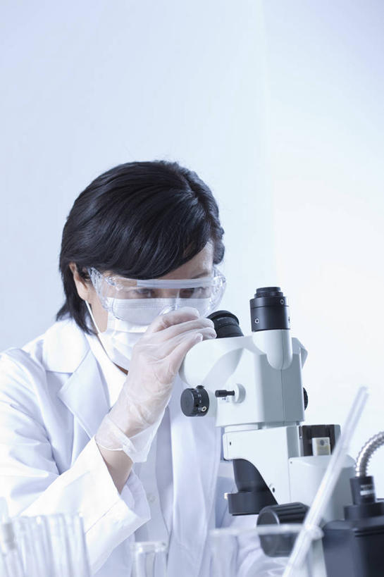 东方人,一个人,科学家,坐,竖图,室内,白天,正面,安全,仪器,亚洲,仅一个女性,仅一个人,握,阴影,服装,检查,反射,分离,分析,科学,显微镜,眼镜,影子,墙,实验室,研究室,防护,过滤,分开,注视,黄种人,墙壁,墙面,一个,衣服,白色,灰色,口罩,观察,看,仅一个中年女性,隔断,清晰,探索,握着,遮掩,服饰,放大,单个,观看,护目镜,保护,隔离,仔细,透镜,察看,卫生,掩盖,凸透镜,遮挡,聚焦,衣着,科研人员,白大褂,穿着,关注,净化,间隔,保险,研究者,预防,试验室,遮盖,实验服,防尘,科学研究者,光学,保全,周全,安稳,安定,清楚,掩饰,断绝,隔开,屏蔽,屏绝,远离,中断,阻遏,阻隔,安全防护眼镜,衣饰,平安,女人,女性,中年女性,亚洲人,科学工作者,坐着,半身,彩图,实验衣,光学显微镜,防护眼镜