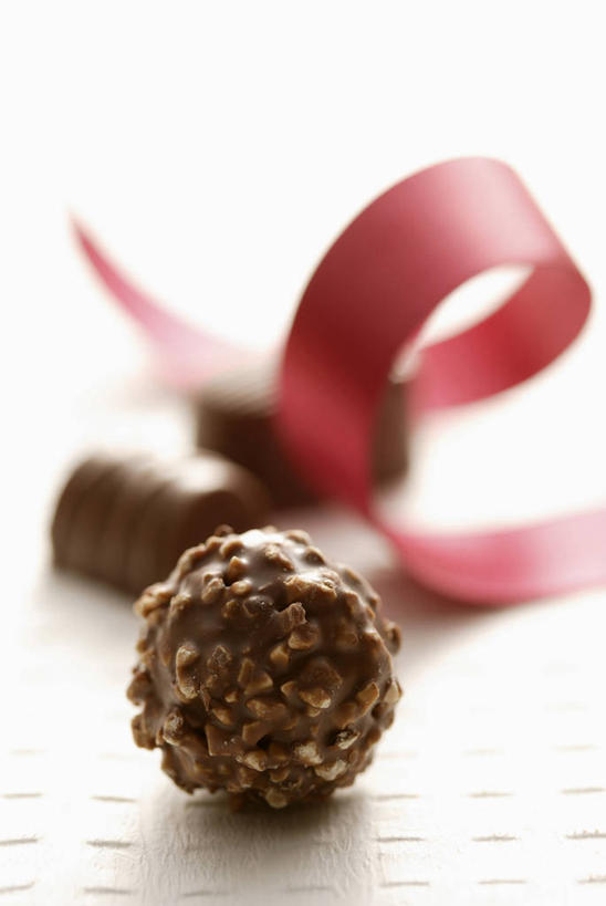 无人,竖图,室内,特写,白天,白色背景,正面,阴影,朦胧,模糊,反射,丝绸,丝带,影子,食品,糖,糖果,甜点,甜品,缎带,绸带,食物,两个,红色,甜食,奶油,巧克力,摄影,影棚,朱古力,糖粉,彩图,影棚拍摄,拍摄,巧克力松球,雪花巧克力球