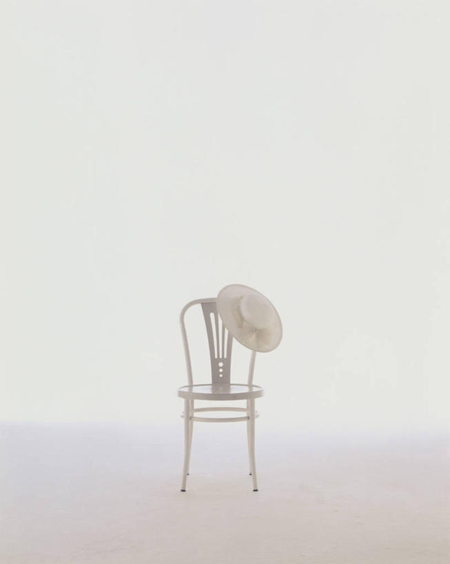 无人,竖图,室内,白天,正面,帽子,椅子,一把,阴影,灰色背景,反射,草帽,影子,摄影,影棚,一顶,彩图,影棚拍摄,拍摄