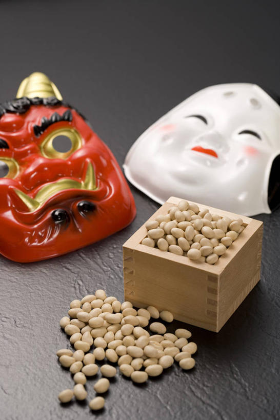 无人,竖图,俯视,室内,特写,白天,植物,豆,大豆,一堆,许多,阴影,堆叠,堆积,黑色背景,日本文化,艺术,反射,木制,假面具,面具,影子,豆类,豆子,毛豆,很多,文化,传统,两个,一个,红色,白色,木制品,容器,碗,摄影,影棚,单个,储藏,堆,储存,豆科,枝豆,黄豆,彩图,高角度拍摄,影棚拍摄,拍摄,鬼面,鬼形脸谱,能剧面具,能面,贮存