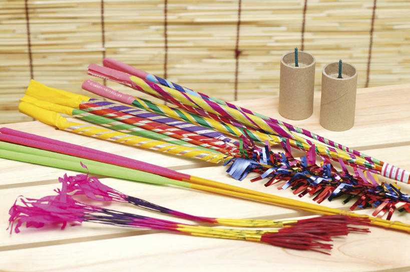 无人,横图,俯视,室内,特写,白天,地板,烟火,静物,蜡烛,一堆,许多,阴影,堆叠,堆积,反射,影子,地面,很多,木地板,两个,焰火,堆,礼花,仙女棒,花炮,礼花炮,烛炬,手持喷泉,手持烟花,烟花,彩图,高角度拍摄