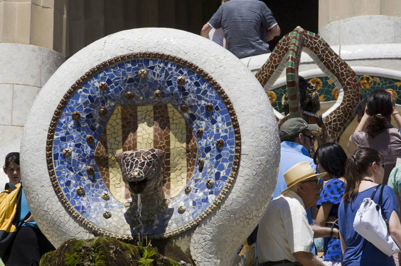 西方人,公园,站,横图,室外,白天,度假,美景,城市风光,城市,喷泉,雕塑,西班牙,欧洲,巴塞罗那,欧洲人,行人,游客,游人,阴影,服装,艺术,装饰,光线,雕刻,雕像,影子,景观,许多人,注视,休闲装,文化,娱乐,路人,旅客,背面,衣服,阳光,工艺品,观察,看,品味,站着,一群人,享受,休闲,休闲服,景色,放松,服饰,观看,纪念,美术,察看,关注,南欧,主题,水景,陈列,奎尔公园,首府,古埃尔公园,加泰罗尼亚,西班牙王国,功能,美学,美观,过客,男人,男性,年轻男性,年轻女性,女人,女性,白种人,设计,站立,半身,彩图