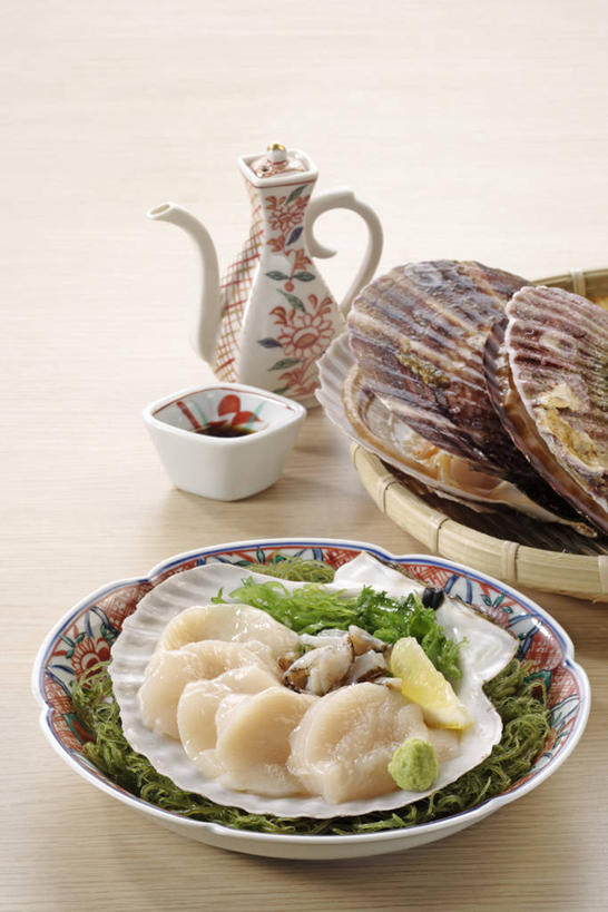 海鲜,无人,竖图,俯视,室内,白天,餐桌,桌子,柠檬,餐具,水果,阴影,灰色背景,新鲜,反射,碟子,盘,影子,调味,肉,生食,香料,佐料,食品,果实,扇贝,水产,肉类,海洋生物,食物,一个,盘子,碟,摄影,有机食品,绿色食品,影棚,单个,餐台,配料,水生动物,海产品,水生物,肉食,海底动物,作料,益母果,柠檬片,柠果,彩图,高角度拍摄,影棚拍摄,拍摄