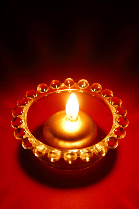 无人,竖图,俯视,室内,特写,白天,蜡烛,阴影,红色背景,光线,火焰,影子,烛光,烛台,燃烧,一个,点燃,摄影,影棚,单个,火光,蜡烛架,烛架,彩图,高角度拍摄,影棚拍摄,拍摄