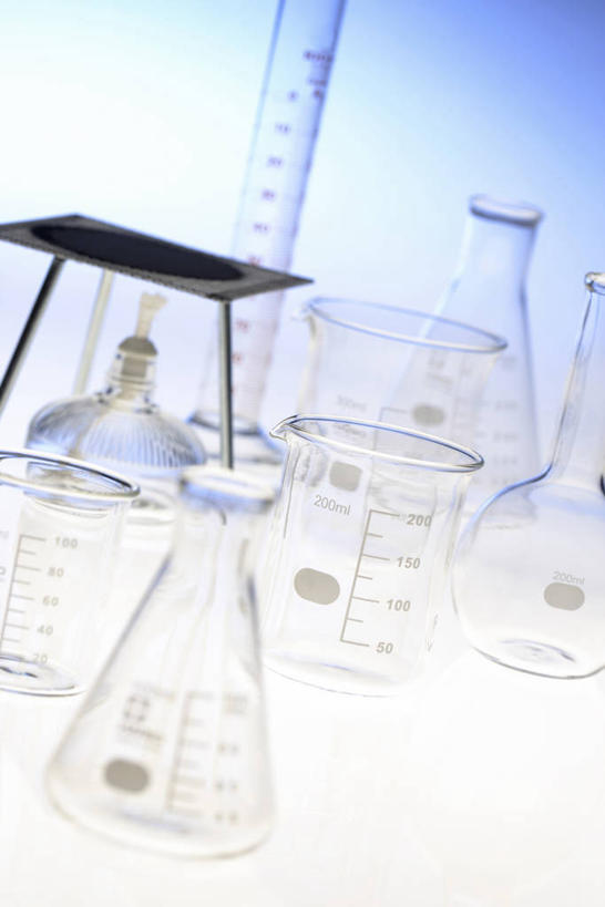 无人,竖图,室内,特写,白天,正面,实验,仪器,静物,杯子,阴影,蓝色背景,棉布,研究,透明,反射,分析,化学,测试,火焰,酒精灯,量筒,烧杯,烧瓶,试管,影子,锥形瓶,铁丝网,燃烧,玻璃制品,一个,玻璃瓶,瓶子,器皿,摄影,影棚,单个,支撑,酒精,加热,三脚架,计量,玻璃仪器,试验耗材,实验用品,圆底烧瓶,三角烧瓶,依氏烧瓶,锥形烧瓶,灯壶,灯帽,灯体,灯芯管,稳定,巩固,均匀,平均,匀称,石棉网,玻璃杯,彩图,影棚拍摄,拍摄,稳固