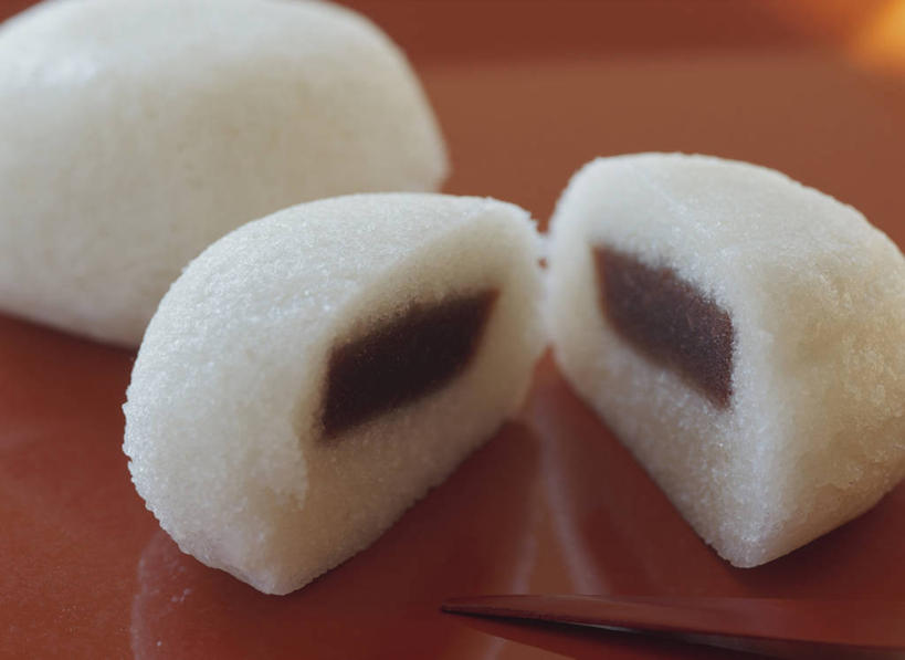 点心,无人,横图,俯视,室内,特写,白天,餐桌,桌子,切开,阴影,反射,木制,影子,料理,食品,面点,馒头,美食,食物,两个,木制品,切,日式,餐台,剖面,切面,彩图,高角度拍摄