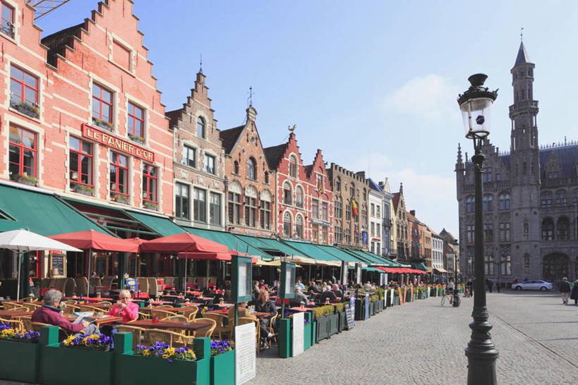 无人,家,商店,横图,室外,白天,正面,度假,美景,城市风光,城市,道路,路,路灯,照明,比利时,欧洲,一排,许多,阴影,整齐,光线,影子,房屋,屋子,景观,云,云朵,小路,灯光,交通,很多,云彩,娱乐,商铺,楼房,住宅,灯,排列,蓝色,白云,蓝天,天空,阳光,天,享受,休闲,景色,放松,晴朗,照亮,照明设备,西欧,队列,省会,比利时王国,市肆,商号,布鲁日,西佛兰德省,弗拉芒大区,晴空,彩图,房子,店铺