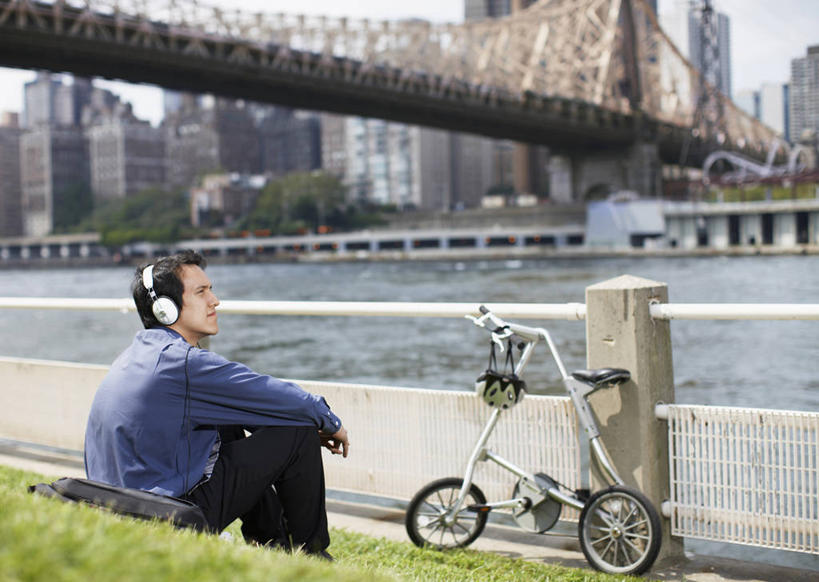 西方人,一个人,商务人士,商务男性,高楼大厦,栏杆,坐,横图,室外,白天,侧面,衬衫,快乐,满意,幸福,草地,草坪,河流,水,植物,大桥,大厦,建筑,摩天大楼,桥梁,自行车,欧洲,欧洲人,仅一个男性,仅一个人,一辆,阴影,套装,朦胧,模糊,光线,影子,河水,水流,围栏,斜拉桥,桥,音响,音乐,注视,娱乐,护栏,车,脚踏车,草,仅一个年轻男性,一个,绿色,阳光,耳机,交通工具,观察,看,享受,休闲,便捷,放松,搭,单个,观看,察看,便利,舒适,享乐,搭着,关注,载具,商务装,工薪阶层,方便,斜张桥,男人,男性,年轻男性,白种人,白领,上班族,坐着,彩图,全身,衬衣,大楼,高层建筑,高楼,摩天楼,折叠自行车