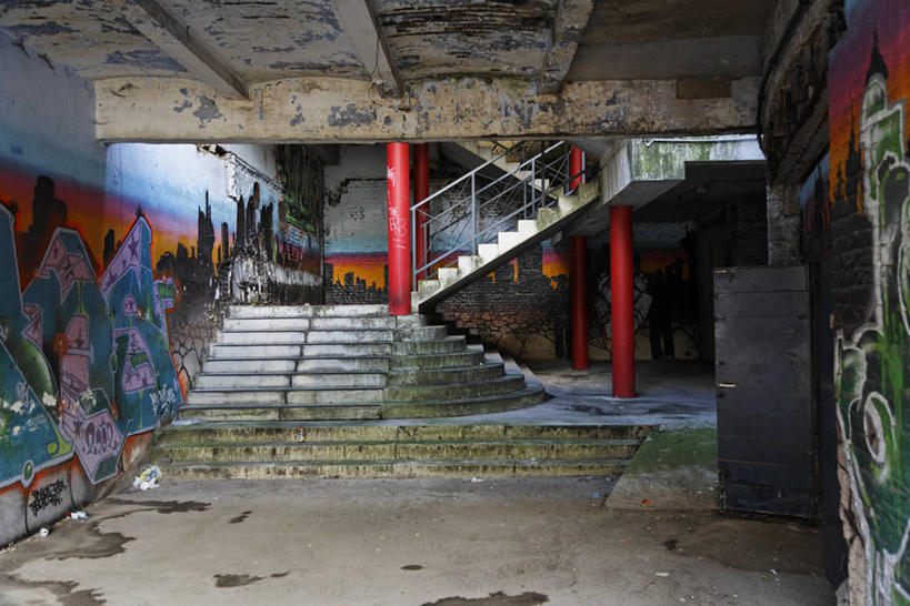 无人,栏杆,横图,室内,白天,正面,抽象,绘画,楼梯,天花板,比利时,欧洲,阴影,破旧,艺术,陈旧,反射,彩绘,扶手,图案,影子,柱子,阶梯,墙,艺术品,古典,文化,护栏,墙壁,墙面,台阶,红色,工艺品,品味,概念,美术,高雅,西欧,残破,首府,美学,比利时王国,图文,彩图,涂鸦,列日,列日省