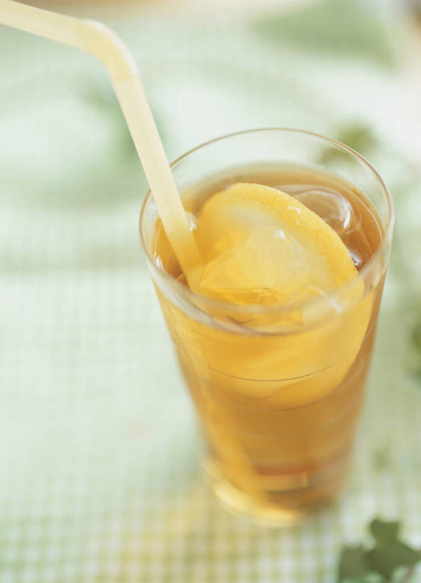 无人,竖图,俯视,室内,特写,白天,幸福,餐桌,茶,桌子,柠檬,杯子,水果,一根,阴影,朦胧,模糊,新鲜,反射,方格,格子,影子,塑料,冰,生食,冰块,茶叶,食品,果实,一杯,娱乐,冷冻,玻璃制品,食物,一个,绿色,水杯,塑料制品,吸管,享受,休闲,温馨,放松,寒冷,乐趣,有机食品,绿色食品,冷藏,单个,餐台,冰冷,空心,提神,舒适,醒脑,饮管,保鲜,冰茶,玻璃杯,益母果,柠檬片,柠果,彩图,高角度拍摄,圆柱状