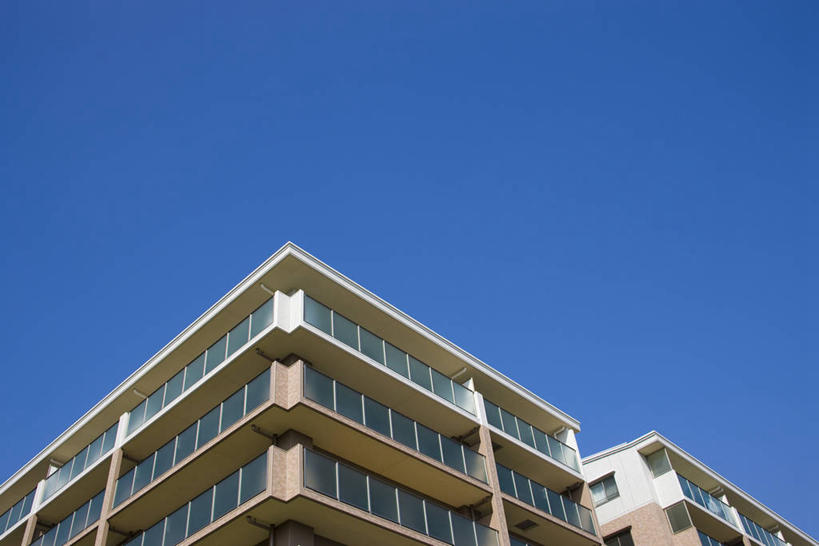 无人,家,横图,室外,白天,仰视,度假,美景,窗户,城市风光,城市,日本,亚洲,一排,阴影,整齐,并列,并排,光线,影子,房屋,屋子,景观,娱乐,楼房,玻璃窗,住宅,排列,蓝色,蓝天,天空,阳光,天,享受,休闲,景色,放松,晴朗,队列,平行,东亚,本州,万里无云,本州岛,日本国,近畿地方,近畿,滋贺,滋贺县,县厅,大津市,晴空,晴空万里,彩图,低角度拍摄,房子,大津