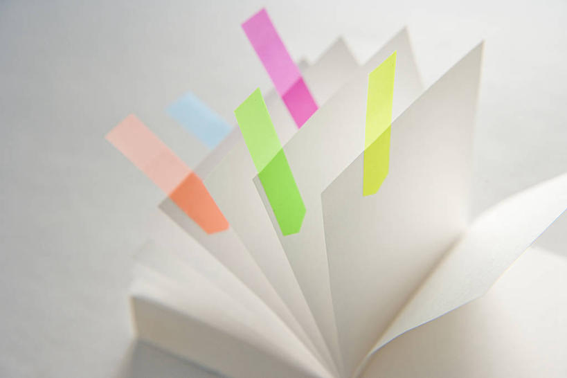 无人,横图,俯视,室内,特写,白天,静物,一本,阴影,灰色背景,反射,粘性,影子,办公用品,便利贴,便签,记事本,文具,本子,笔记本,打开,翻开,摄影,影棚,办公设备,文具用品,记事,快捷,文化工具,方便,N次贴,便条贴,告诉贴,即时贴,掀开,便贴纸,彩图,高角度拍摄,影棚拍摄,拍摄