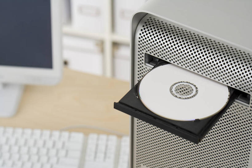 无人,横图,俯视,室内,特写,白天,电脑,显示器,鼠标,键盘,数据,桌子,静物,阴影,朦胧,模糊,反射,网络,信息,光盘,影子,光碟,存储介质,输入设备,通讯设备,书桌,一个,课桌,台式电脑,单个,碟片,光驱,存储,硬件,通信设备,输出设备,光盘驱动器,彩图,高角度拍摄