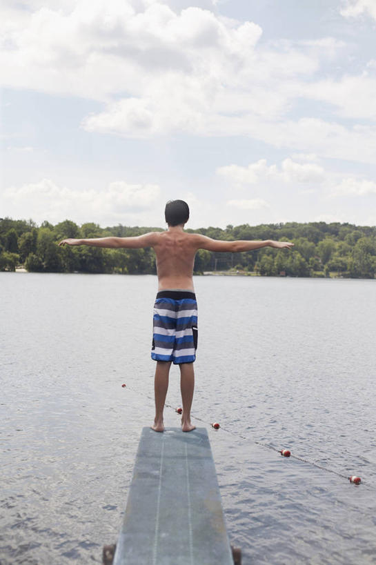 西方人,一个人,站,伸展双臂,竖图,室外,白天,锻炼,游戏,运动,海浪,海洋,树林,植物,欧洲,欧洲人,仅一个男性,仅一个人,泳裤,浪花,乌云,云,阴天,云朵,玩,云彩,光脚,娱乐,运动器械,裸露,树,树木,仅一个年轻男性,一个,背面,绿色,天空,自然,海水,天,站着,休闲,赤脚,跳山羊,健身器械,生长,单个,成长,赤裸,活动,昏暗,阴沉,发泄,消遣,智力,跳板,裸,健身器材,海景,跳马,宣泄,跳背,体育,男人,男性,年轻男性,白种人,大海,风浪,海,海水的波动,近岸浪,涌浪,敞开双臂,伸开双臂,玩耍,嬉戏,展开双肩,站立,张开手臂,张开双臂,彩图,全身,健身,弓形助跳板,助跳板,运动器材