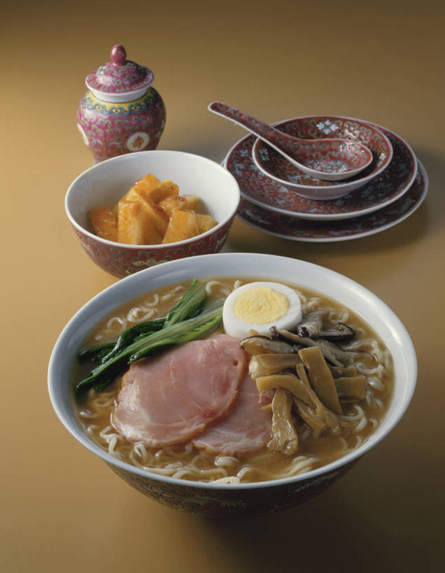 面食,面条,无人,竖图,俯视,室内,特写,白天,烹饪,餐桌,桌子,餐具,一堆,阴影,堆叠,堆积,反射,碟子,盘,影子,勺子,陶瓷,调料,酱料,酱汁,面,日本料理,味增,料理,食品,褐色,陶瓷制品,调味品,调味料,拉面,酱,菜肴,美食,食物,盘子,容器,调羹,碟,汤匙,碗,日式料理,日式,摄影,佳肴,影棚,褐色背景,餐台,储藏,堆,储存,日本拉面,日式大豆酱,味噌,彩图,高角度拍摄,影棚拍摄,拍摄,贮存,味噌酱