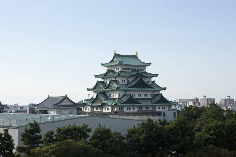 无人,横图,室外,白天,正面,旅游,度假,名胜古迹,植物,标志建筑,地标,建筑,爱知县,名古屋,日本,亚洲,阴影,遗迹,光线,瓦片,影子,堡垒,城堡,墙,屋檐,古迹,文物,娱乐,建设,古建筑,檐,墙壁,墙面,树,树木,蓝色,绿色,白色,蓝天,天空,阳光,自然,天,享受,休闲,旅游胜地,放松,生长,晴朗,成长,要塞,古文明,东亚,本州,万里无云,本州岛,日本国,中部地方,爱知,县厅,名古屋市,设防,晴空,晴空万里,彩图,名古屋城