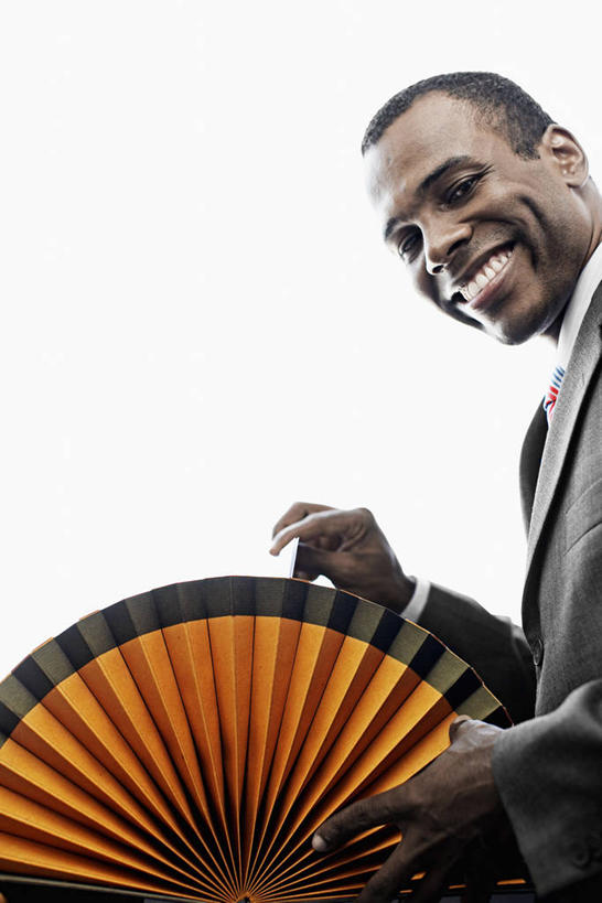 西方人,一个人,商务人士,商务男性,站,笑,微笑,露齿笑,竖图,室内,白天,白色背景,仰视,衬衫,名片,欧洲,非洲,黑人,欧洲人,仅一个男性,仅一个人,握,阴影,套装,反射,信息,影子,联系,扭头,注视,架子,仅一个年轻男性,一个,卡片,观察,看,站着,转头,橙色,握着,摄影,影棚,单个,观看,察看,关注,商务装,身份,工薪阶层,名刺,名帖,交往,名片架,旋转名片架,男人,男性,年轻男性,非洲人,白领,上班族,站立,半身,彩图,低角度拍摄,影棚拍摄,衬衣,拍摄,商业,桌面名片架