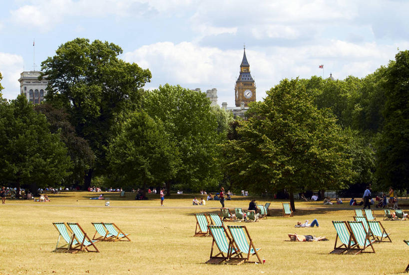 无人,公园,横图,室外,白天,正面,旅游,度假,草地,草坪,植物,标志建筑,地标,建筑,椅子,英国,欧洲,伦敦,许多,阴影,时间,光线,时钟,影子,躺椅,云,云朵,钟楼,首都,很多,计时,云彩,娱乐,建设,大本钟,大笨钟,草,树,树木,排列,蓝色,绿色,白云,蓝天,天空,阳光,自然,钟表,天,享受,休闲,表,旅游胜地,放松,生长,晴朗,成长,沙滩椅,西欧,大不列颠,大不列颠及北爱尔兰联合王国,塔钟,摆列,雾都,圣詹姆斯公园,威斯敏斯特宫报时钟,伊丽莎白塔,钟,晴空,彩图,大不列颠王国,大英帝国,联合王国,日不落帝国,布列,分列