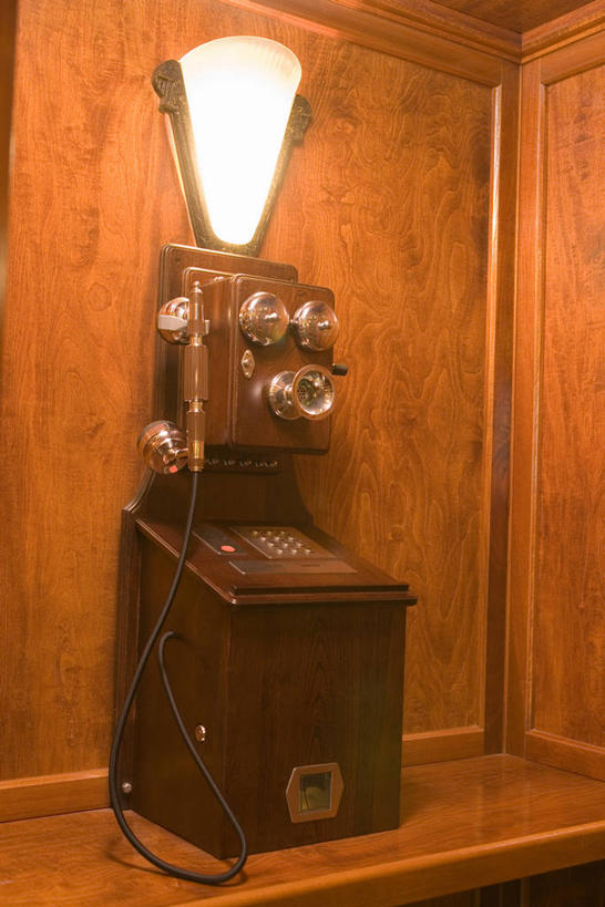 无人,打电话,竖图,室内,特写,白天,正面,静物,电话,照明,阴影,光线,木制,壁灯,影子,墙,灯光,通讯设备,墙壁,墙面,灯,一个,话筒,木制品,灯具,电话线,单个,照亮,照明设备,交流,老式电话,电话机,沟通,通话,彩图