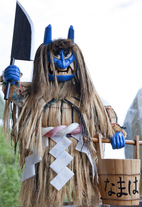 一个人,无人,站,竖图,室外,白天,正面,民族服装,度假,草地,草坪,美景,植物,城市风光,城市,金属制品,雕塑,仅一个男性,仅一个人,握,阴影,日本文化,艺术,装饰,光线,金属,雕刻,雕像,工具,面具,木桶,桶,影子,景观,刀具,注视,文化,娱乐,传统,草,仅一个年轻男性,一个,蓝色,绿色,天空,阳光,容器,工艺品,刀,天,观察,看,站着,享受,休闲,景色,放松,握着,单个,观看,纪念,储藏,美术,察看,储存,关注,主题,菜刀,陈列,功能,美学,切菜刀,男人,男性,年轻男性,站立,彩图,传统服装,民俗服,能剧面具,能面,贮存