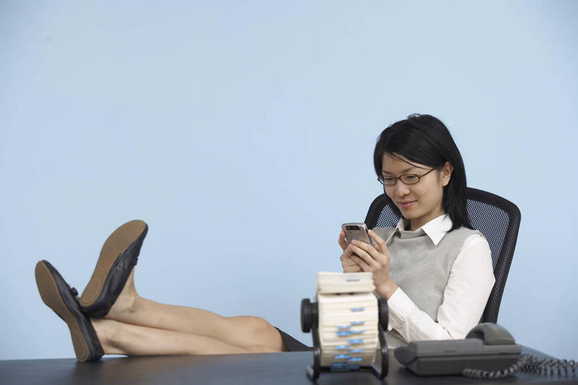 东方人,一个人,商务人士,商务女性,办公室,坐,打电话,横图,室内,白天,正面,家具,桌子,电话,名片,手机,椅子,亚洲,仅一个女性,仅一个人,握,阴影,蓝色背景,套装,反射,信息,眼镜,影子,办公桌,联系,注视,黄种人,通讯设备,架子,一个,会议椅,卡片,低头,观察,看,仅一个中年女性,握着,摄影,影棚,单个,观看,翘,办公椅,察看,关注,商务装,身份,近视眼镜,工薪阶层,一部,办公家具,商务椅,培训椅,名刺,名帖,交往,垂头,名片架,旋转名片架,交流,女人,女性,中年女性,亚洲人,白领,上班族,沟通,通话,坐着,半身,彩图,影棚拍摄,拍摄,商业,桌面名片架