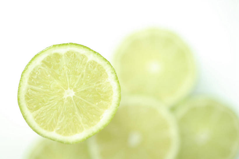 无人,横图,俯视,室内,特写,白天,白色背景,柠檬,水果,许多,阴影,朦胧,模糊,新鲜,反射,影子,生食,食品,果实,很多,食物,绿色,摄影,有机食品,绿色食品,影棚,益母果,柠檬片,柠果,彩图,高角度拍摄,影棚拍摄,拍摄