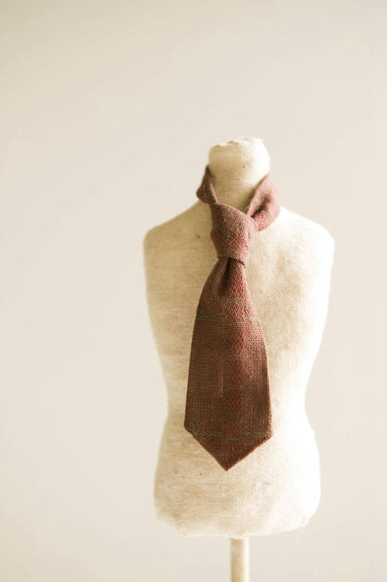 无人,竖图,室内,特写,白天,正面,静物,阴影,灰色背景,反射,人造模特,影子,棕色,领带,一个,摄影,影棚,单个,道具,象征,庄重,身份,模特道具,时装道具,正式,地位,彩图,影棚拍摄,拍摄,包布模特,服装立裁人台,人台,试衣模特,试衣人台