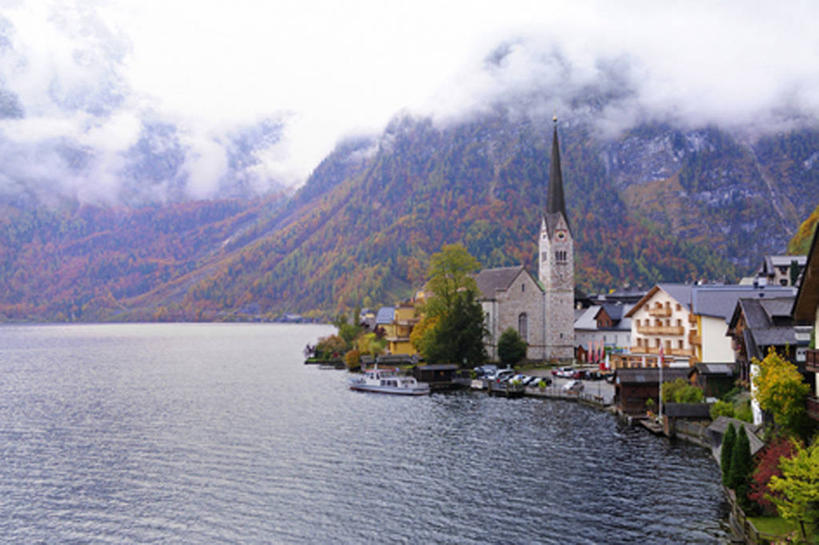 无人,教堂,横图,室外,白天,正面,旅游,度假,河流,名胜古迹,山,山脉,水,植物,标志建筑,地标,建筑,奥地利,欧洲,节日,遗迹,河水,山峰,水流,乌云,云,阴天,云朵,山峦,云彩,古迹,文化,文物,娱乐,建设,古建筑,树,树木,绿色,天空,自然,群山,天,祈祷,享受,休闲,健康,旅游胜地,放松,许愿,宗教,信仰,生长,成长,纪念,祈求,昏暗,阴沉,信念,古文明,中欧,奥地利共和国,上奥地利,上奥地利州,哈尔施塔特,哈尔斯塔特,平安,彩图,大教堂,礼拜堂
