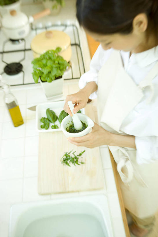 东方人,一个人,站,竖图,俯视,室内,白天,植物,厨房,桌面,桌子,叶子,亚洲,仅一个年轻女性,仅一个女性,仅一个人,许多,握,阴影,服装,反射,影子,香料,绿叶,草药,案板,很多,休闲装,黄种人,中药,砧板,一个,衣服,绿色,香草,低头,站着,休闲,休闲服,嫩叶,器皿,握着,服饰,单个,罗勒,研磨,臼杵,紫苏,止咳,药材,中草药,九层塔,圣约瑟夫草,甜罗勒,研杵,兰香,中药材,本草,研钵,臼,垂头,消肿,绰菜,瞑菜,睡菜,年轻女性,女人,女性,亚洲人,叶,叶片,站立,半身,彩图,高角度拍摄,灶间,厨房料理台,润肺,料理台