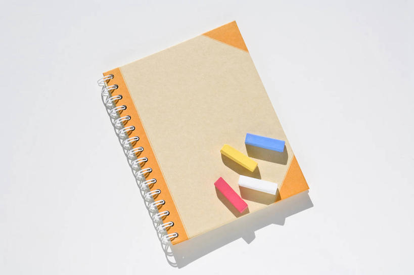 无人,横图,俯视,室内,特写,白天,白色背景,静物,一本,阴影,反射,笔,蜡笔,影子,办公用品,素描本,文具,本子,学习用品,四支,摄影,影棚,文具用品,彩图,高角度拍摄,影棚拍摄,拍摄,速写本,画画本,绘图本,手绘本,涂鸦本