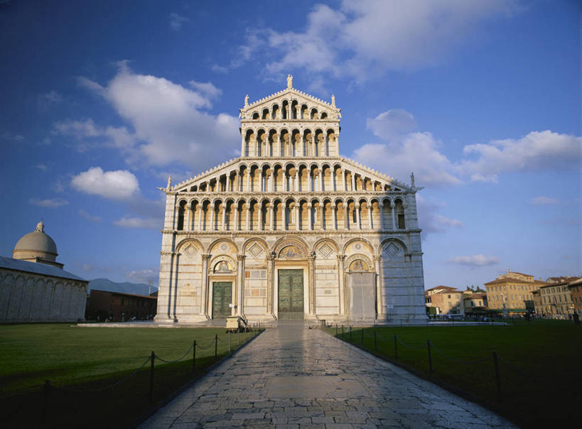 无人,教堂,横图,室外,白天,正面,旅游,度假,草地,草坪,名胜古迹,植物,标志建筑,道路,地标,建筑,路,意大利,欧洲,阴影,节日,遗迹,光线,影子,柱子,墙,云,云朵,小路,交通,云彩,古迹,文化,文物,娱乐,建设,古建筑,墙壁,墙面,草,蓝色,绿色,灰色,白云,蓝天,天空,阳光,天,祈祷,享受,休闲,健康,旅游胜地,放松,许愿,宗教,信仰,晴朗,纪念,祈求,比萨,比萨省,托斯卡纳,南欧,信念,古文明,意大利共和国,首府,托斯卡纳大区,平安,晴空,彩图,大教堂,礼拜堂