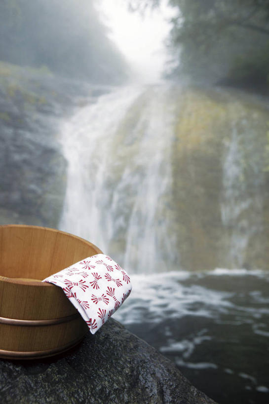 无人,竖图,室外,白天,正面,旅游,度假,美景,瀑布,水,温泉,雾,阴影,飞溅,沸腾,朦胧,模糊,溅,光线,木制,蒸汽,纺织物,液体,影子,景观,水滴,水蒸气,雾气,娱乐,水珠,一个,阳光,自然,木制品,容器,毛巾,清洁,享受,休闲,温暖,浴盆,景色,放松,泉水,温和,单个,储藏,保暖,气体,储存,喷洒,自然风光,澡盆,透气,防水,蒸发,储水,耐磨,吸水,地热,跌水,彩图,贮存