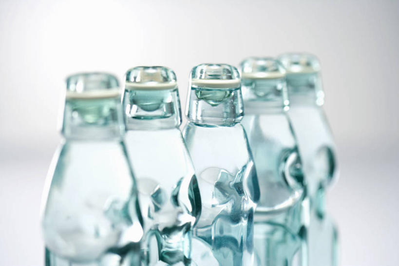 无人,横图,室内,特写,白天,白色背景,正面,五个,一排,许多,阴影,朦胧,模糊,整齐,反射,影子,汽水,柠檬水,饮品,玻璃制品,饮料,排列,玻璃瓶,瓶子,碳酸饮料,摄影,影棚,队列,可口,适口,彩图,影棚拍摄,拍摄,荷兰水