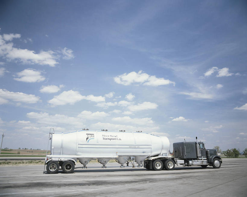 无人,横图,室外,白天,正面,度假,美景,城市风光,城市,道路,卡车,路,公路,美国,一辆,阴影,光线,影子,景观,云,云朵,集装箱,交通,云彩,娱乐,蓝色,白云,蓝天,天空,阳光,天,享受,休闲,景色,放松,集装箱车,晴朗,货车,北美,北美洲,美洲,货运车,北亚美利加洲,亚美利加洲,爱荷华州,艾奥瓦,艾奥瓦州,爱我华州,衣阿华州,鹰眼州,美国粮仓,晴空,马路,载重汽车,彩图,美利坚合众国