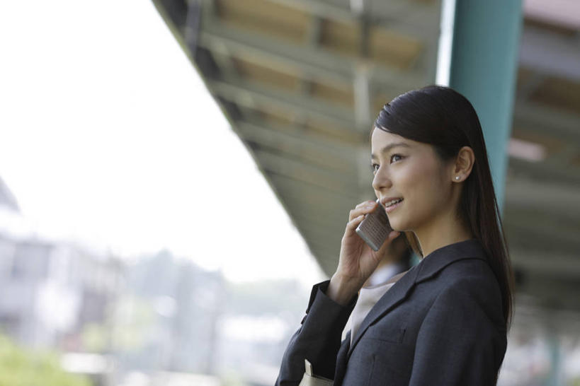 东方人,一个人,商务人士,商务女性,站,笑,打电话,微笑,露齿笑,横图,室外,白天,侧面,车站,电话,手机,亚洲,仅一个年轻女性,仅一个女性,仅一个人,握,阴影,套装,朦胧,模糊,光线,影子,柱子,站台,听,注视,黄种人,通讯设备,月台,绿色,天空,阳光,天,观察,看,站着,握着,观看,察看,关注,商务装,工薪阶层,一部,雨棚,交流,年轻女性,女人,女性,亚洲人,白领,上班族,沟通,通话,站立,半身,彩图