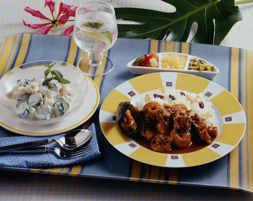 米饭,咖哩,红酒,葡萄酒,无人,横图,俯视,室内,白天,烹饪,餐桌,桌子,杯子,餐具,一堆,阴影,堆叠,堆积,反射,碟子,高脚杯,盘,影子,勺子,调料,料理,食品,红酒杯,白葡萄酒,酒类,饭,调味品,一杯,调味料,咖喱,菜肴,美食,玻璃制品,酒,食物,饮料,一个,蓝色,盘子,餐巾,酒杯,调羹,碟,汤匙,佳肴,单个,餐台,堆,五谷,葡萄酒杯,咖喱饭,印度菜,印度料理,保洁方巾,口布,玻璃杯,彩图,高角度拍摄