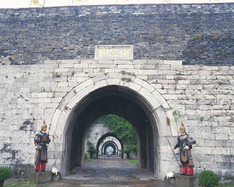 东方人,无人,两个人,站,横图,室外,白天,正面,旅游,度假,建材,名胜古迹,标志建筑,地标,建筑,雕塑,中国,亚洲,阴影,遗迹,艺术,装饰,光线,材料,雕刻,雕像,影子,砖,砖块,墙,黄种人,古迹,文物,娱乐,建设,城墙,古建筑,江苏,墙壁,墙面,两个,阳光,工艺品,站着,享受,休闲,砖头,旅游胜地,放松,建造,城楼,纪念,坚硬,美术,主题,防御,陈列,古文明,东亚,江苏省,中华人民共和国,华东地区,苏,功能,美学,门楼,守卫,保卫,戒备,坚固,警备,男人,男性,年轻男性,亚洲人,石料,站立,彩图,全身,砌墙砖,拟人,守御