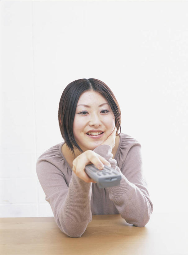 东方人,一个人,坐,笑,微笑,露齿笑,竖图,室内,白天,白色背景,正面,桌面,桌子,亚洲,仅一个年轻女性,仅一个女性,仅一个人,撑,握,阴影,服装,反射,木制,影子,托腮,注视,休闲装,黄种人,开关,一个,衣服,灰色,按钮,木制品,遥控器,观察,看,托,休闲,休闲服,握着,摄影,服饰,影棚,单个,观看,控制,调节,察看,遥控,关注,托下巴,单手托腮,按键,年轻女性,女人,女性,亚洲人,坐着,半身,彩图,影棚拍摄,拍摄