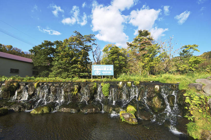 无人,公园,家,横图,室外,白天,仰视,旅游,度假,草地,草坪,河流,美景,水,植物,北海道,日本,亚洲,阴影,光线,影子,房屋,屋子,河水,景观,水流,悬崖,云,云朵,云彩,娱乐,楼房,住宅,草,树,树木,蓝色,绿色,白云,蓝天,天空,阳光,自然,天,享受,休闲,景色,放松,生长,晴朗,成长,自然风光,东亚,日本国,北海道地方,北海道岛,绝壁,国立公园,羊蹄山,支笏洞爷国立公园,晴空,彩图,低角度拍摄,房子