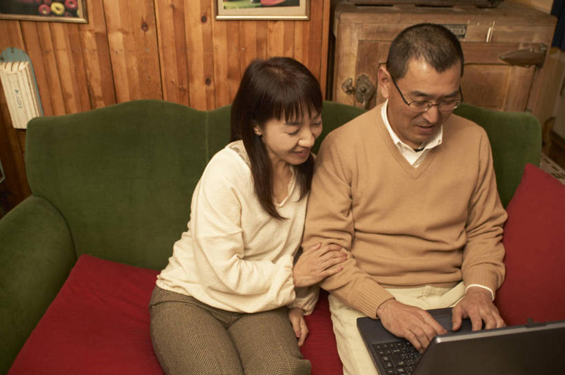 东方人,中年人,两个人,家庭,夫妻,客厅,坐,笑,微笑,露齿笑,横图,俯视,室内,白天,爱情,电脑,笔记本电脑,靠垫,沙发,中国,亚洲,阴影,服装,反射,网络,木制,眼镜,影子,墙,靠枕,浪漫,注视,休闲装,黄种人,通讯设备,拉萨,西藏,墙壁,墙面,衣服,红色,绿色,木制品,垫子,枕头,观察,看,休闲,温暖,温馨,一家人,休闲服,恩爱,恋人,服饰,观看,一台,和睦,察看,无线,起居室,关注,通信设备,无线网络,藏,近视眼镜,布艺沙发,无线上网,便携式电脑,东亚,西藏自治区,首府,中华人民共和国,西南地区,拉萨市,客堂,达孜县,达孜,手提电脑,男人,男性,女人,女性,中年男性,中年女性,亚洲人,夫妇,情侣,坐着,半身,彩图,高角度拍摄,伴侣,融洽