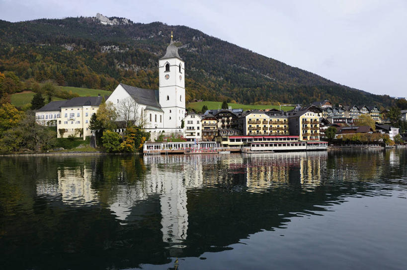 无人,家,教堂,横图,室外,白天,正面,旅游,度假,湖,湖泊,美景,山,山脉,水,奥地利,欧洲,节日,房屋,屋子,湖面,景观,山峰,水流,水面,乌云,云,阴天,云朵,山峦,云彩,文化,娱乐,楼房,住宅,倒影,天空,自然,湖水,群山,天,祈祷,享受,休闲,健康,景色,放松,许愿,宗教,信仰,纪念,祈求,倒映,昏暗,阴沉,自然风光,信念,中欧,奥地利共和国,反照,上奥地利,上奥地利州,平安,彩图,房子,大教堂,礼拜堂,格蒙登县,萨尔茨卡默古特地区圣沃尔夫冈