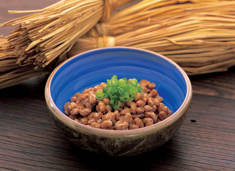 无人,横图,俯视,室内,特写,白天,餐桌,桌子,大豆,一堆,许多,阴影,堆叠,堆积,反射,影子,陶瓷,陶瓷制品,很多,饮食,一个,容器,碗,健康,单个,餐台,储藏,堆,纳豆,豆制品,储存,发酵,酱豆,彩图,高角度拍摄,贮存